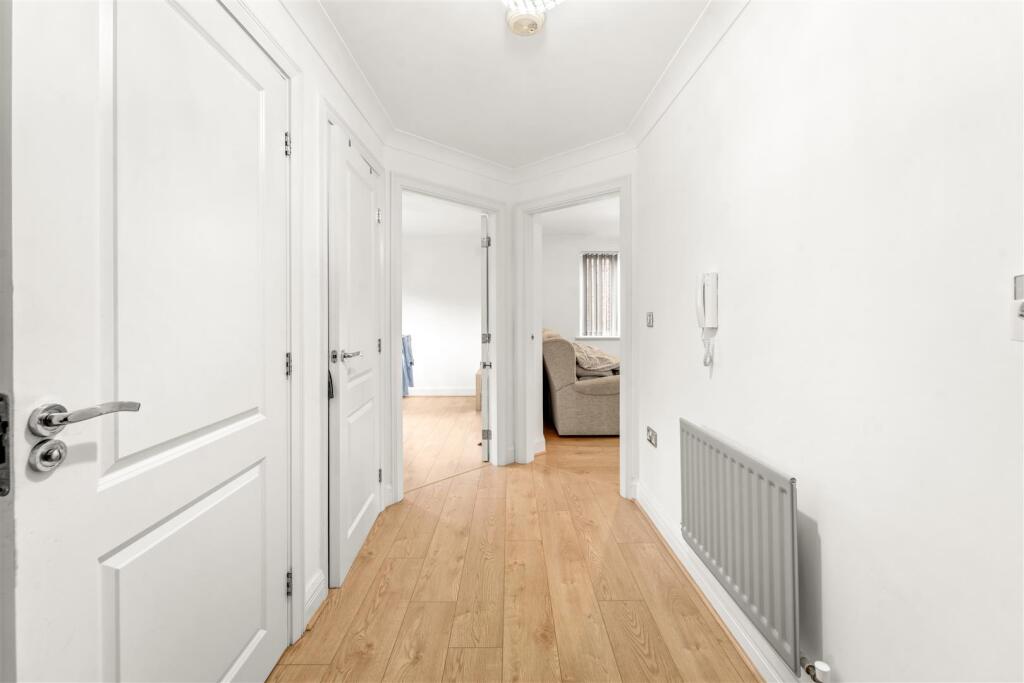 Apartment in Trafford, Brooklands - More