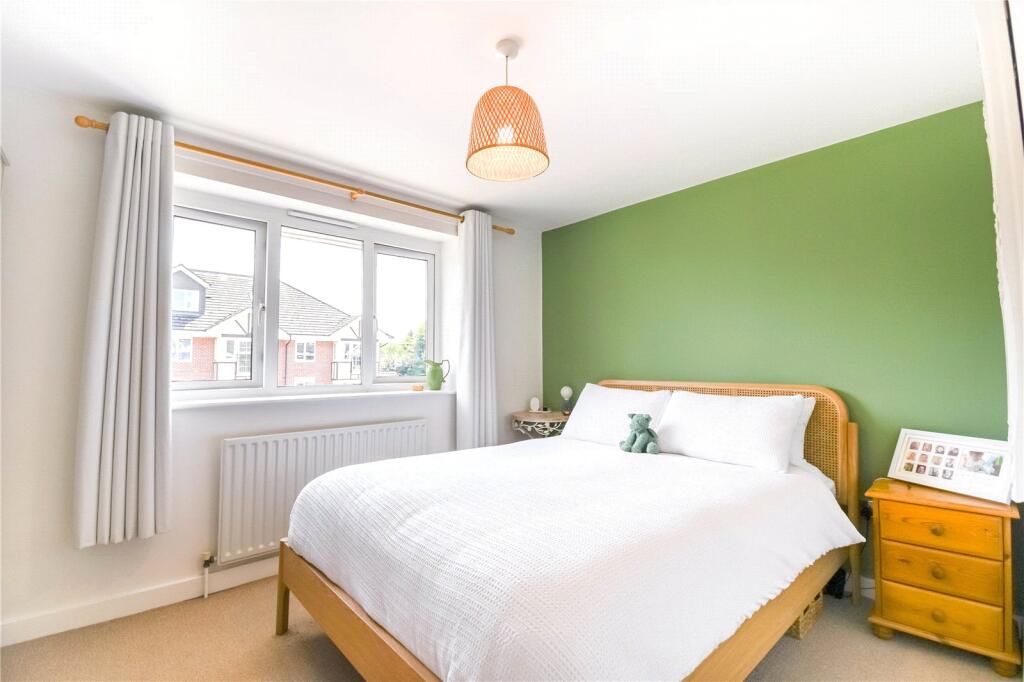 Victoria Grove, Newbury, West Berkshire, RG14 photo 2