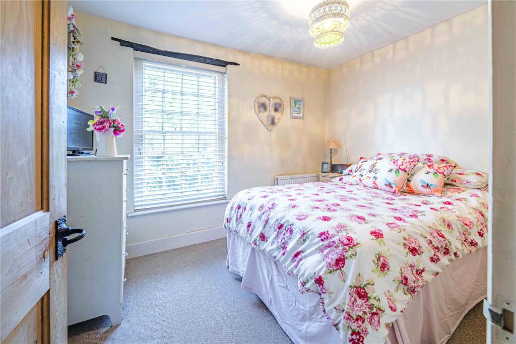 House in Kensworth, Central Bedfordshire - More