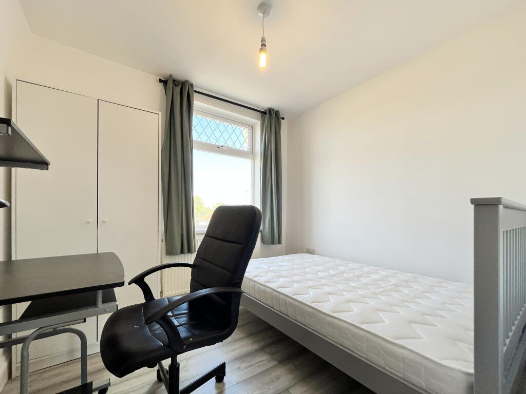 4 bedroom end of terrace house for rent