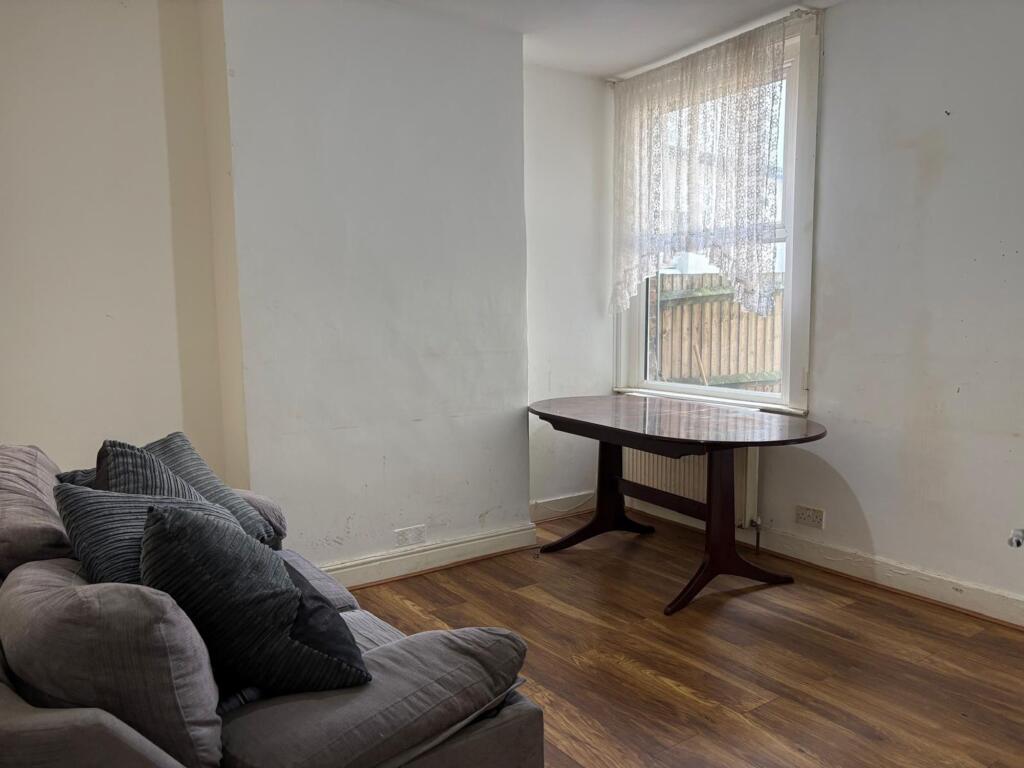 House in Croydon - View 3