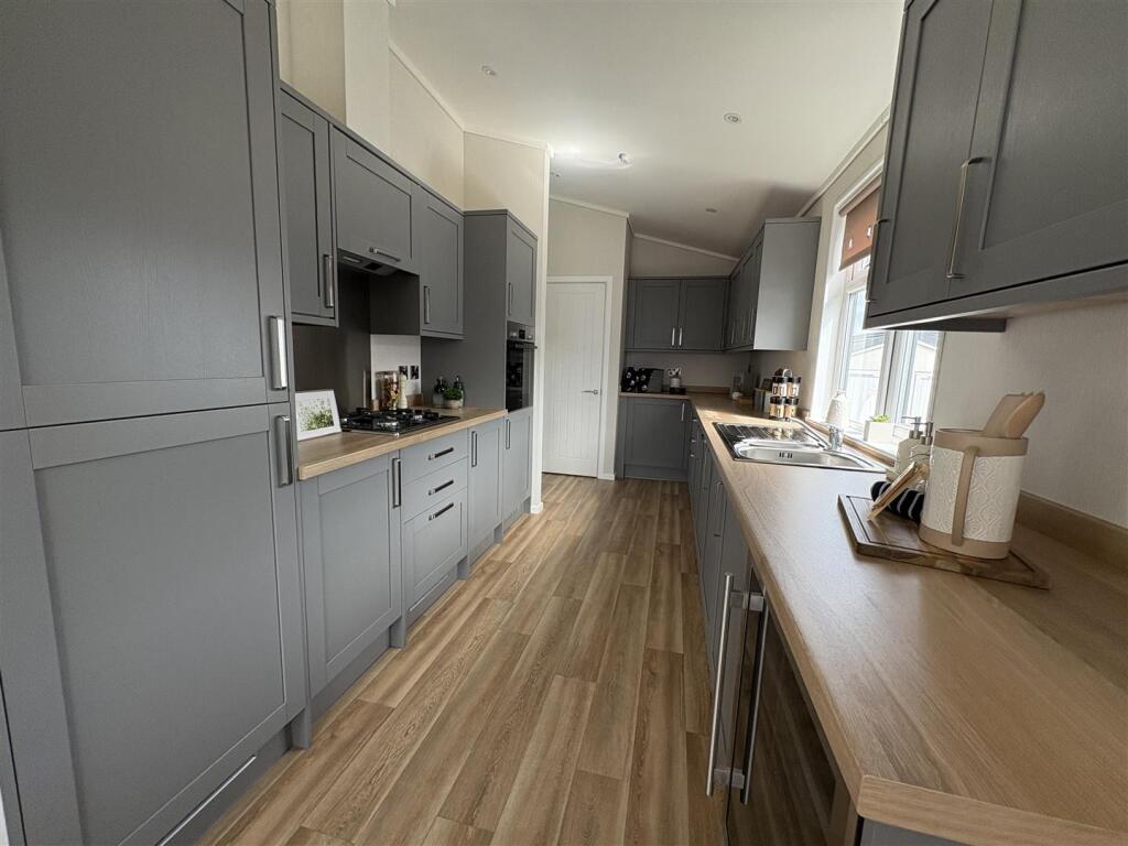 2-bed caravan on Thorney Bay Road, Sandy Bay, Canvey Island, £415,000