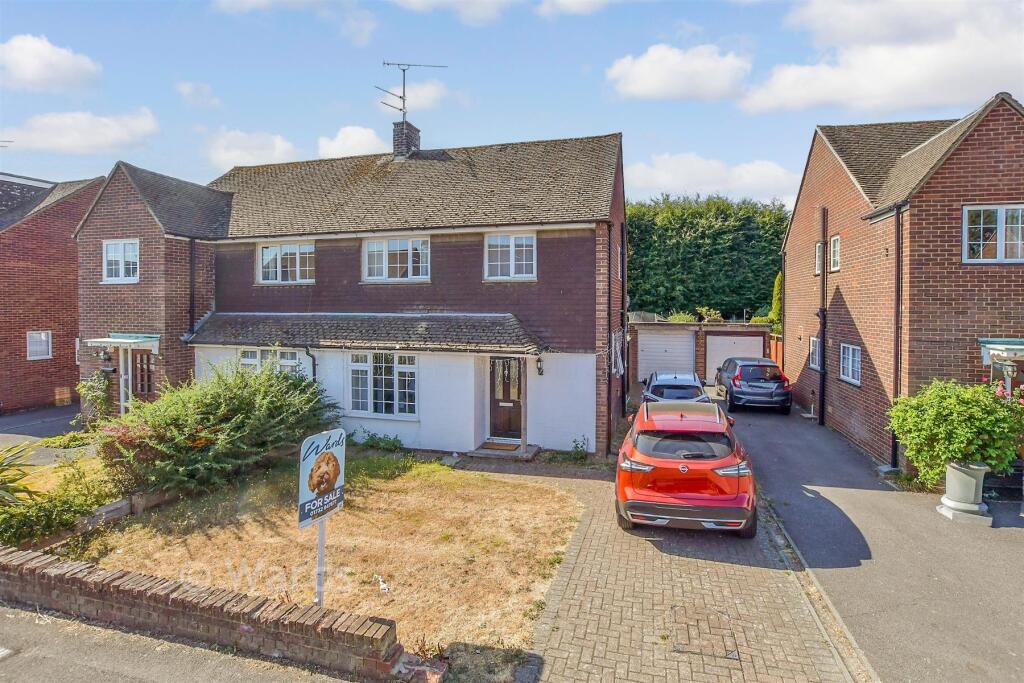 Main image of property: The Avenue, Greenacres, Aylesford, Kent