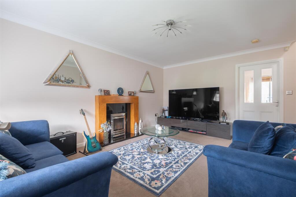 High Bank Close, Elland, HX5 9QR photo 2