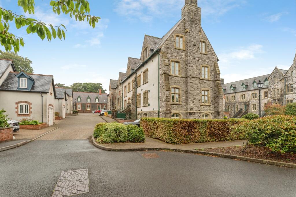 Apartment in Chester - More