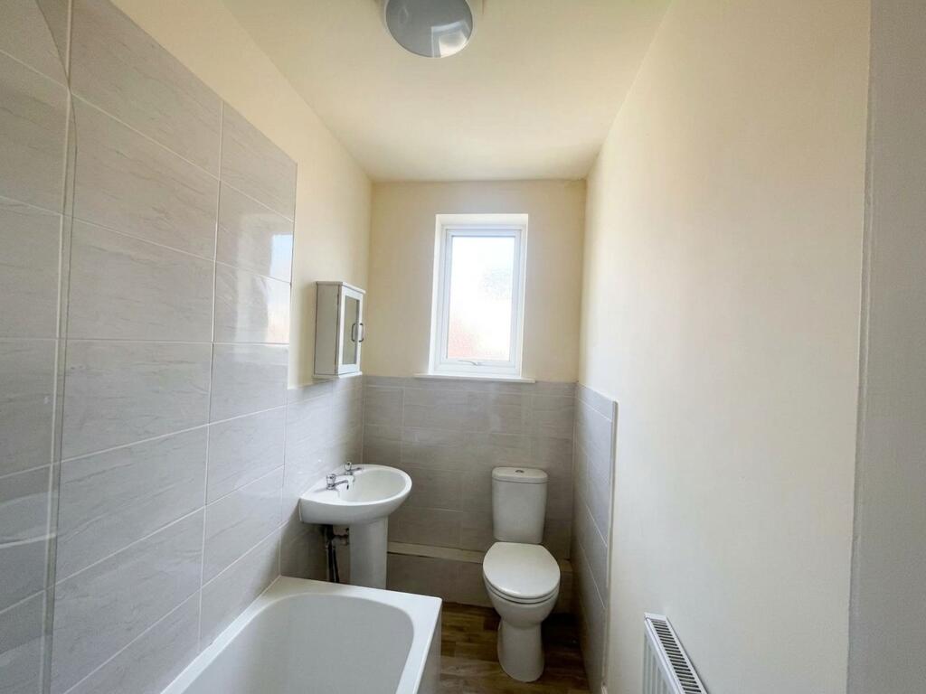 House in Wakefield, Agbrigg - More