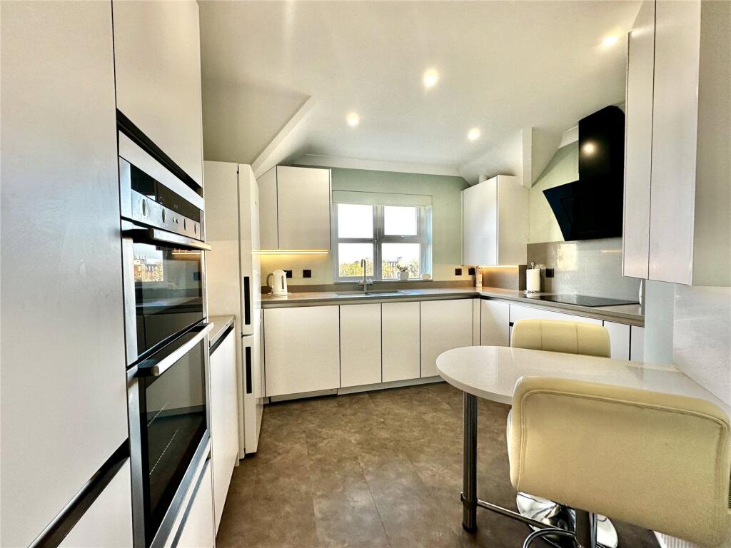 Cavendish Place, Lymington, Hampshire, SO41 photo 2