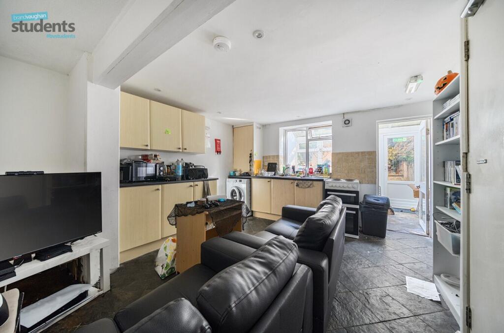 4 bedroom end of terrace house for rent