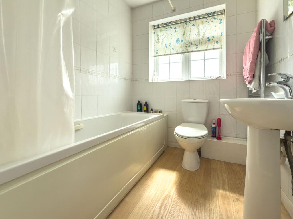 Hawkes Close, Hartley Wintney, RG27 photo 4