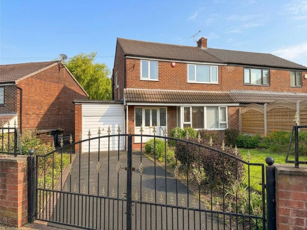 3-bed semi-detached on York Avenue, Huddersfield, HD2, £230,000
