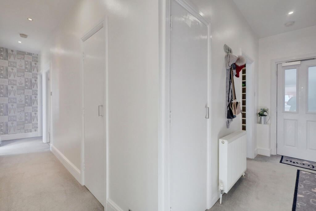 Apartment in Castle Point, Hadleigh - View 3