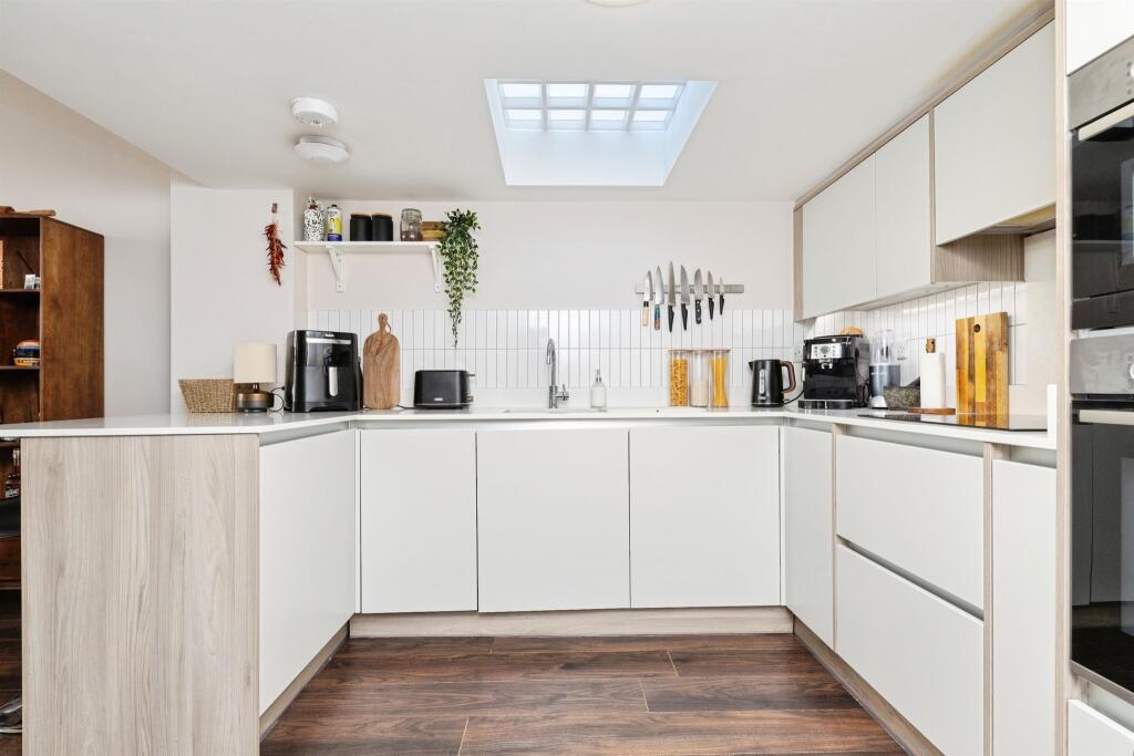 Apartment in Welwyn Hatfield, Hertfordshire - View 2