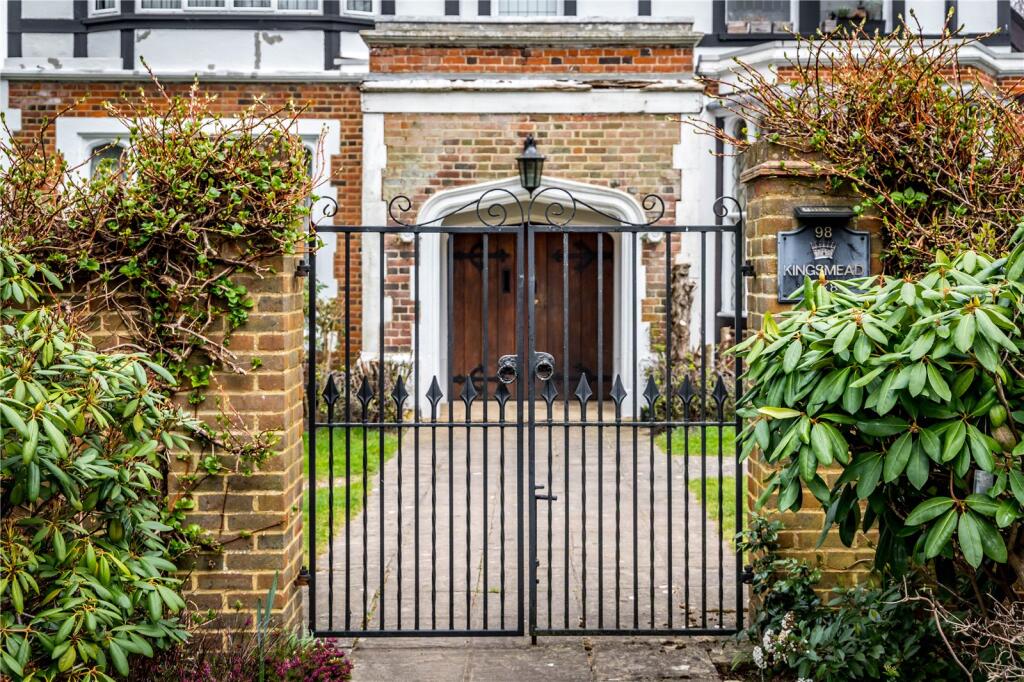 Apartment in Elmbridge, Claygate