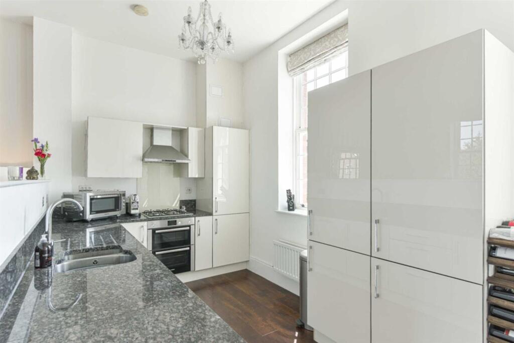 Apartment in Kingston upon Thames - View 4