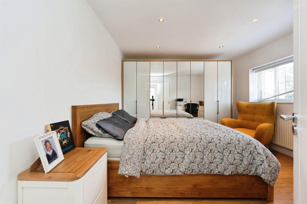 House in Watford, Hertfordshire - View 5