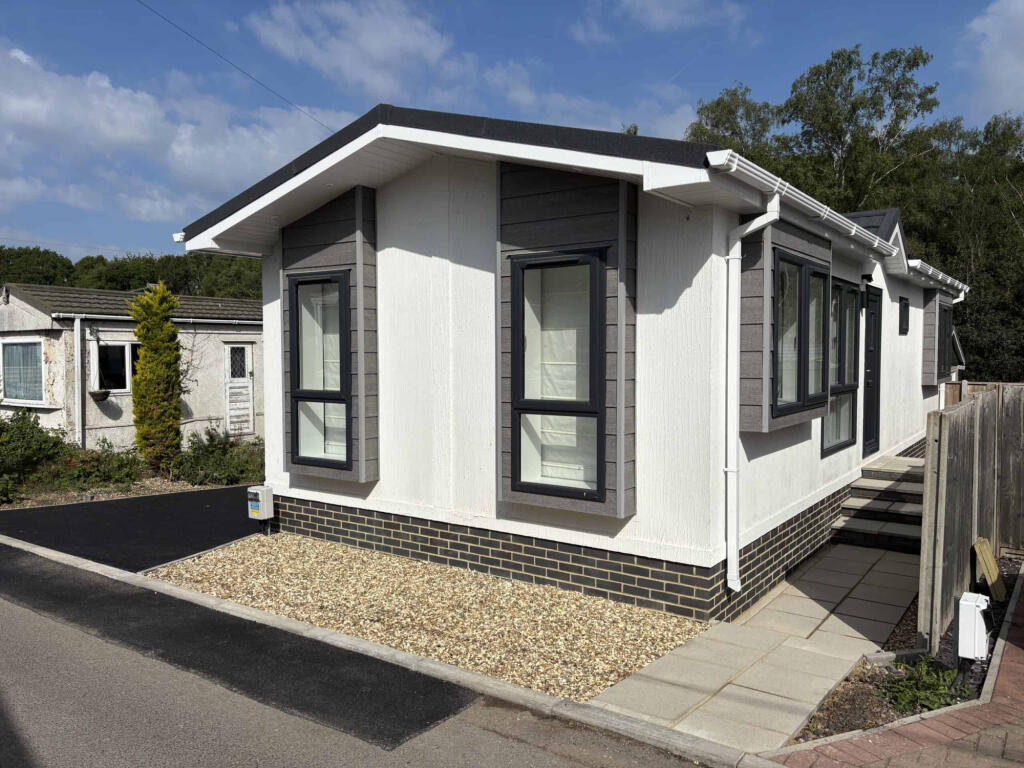 2-bed caravan on Reading, Berkshire, RG7, £206,995