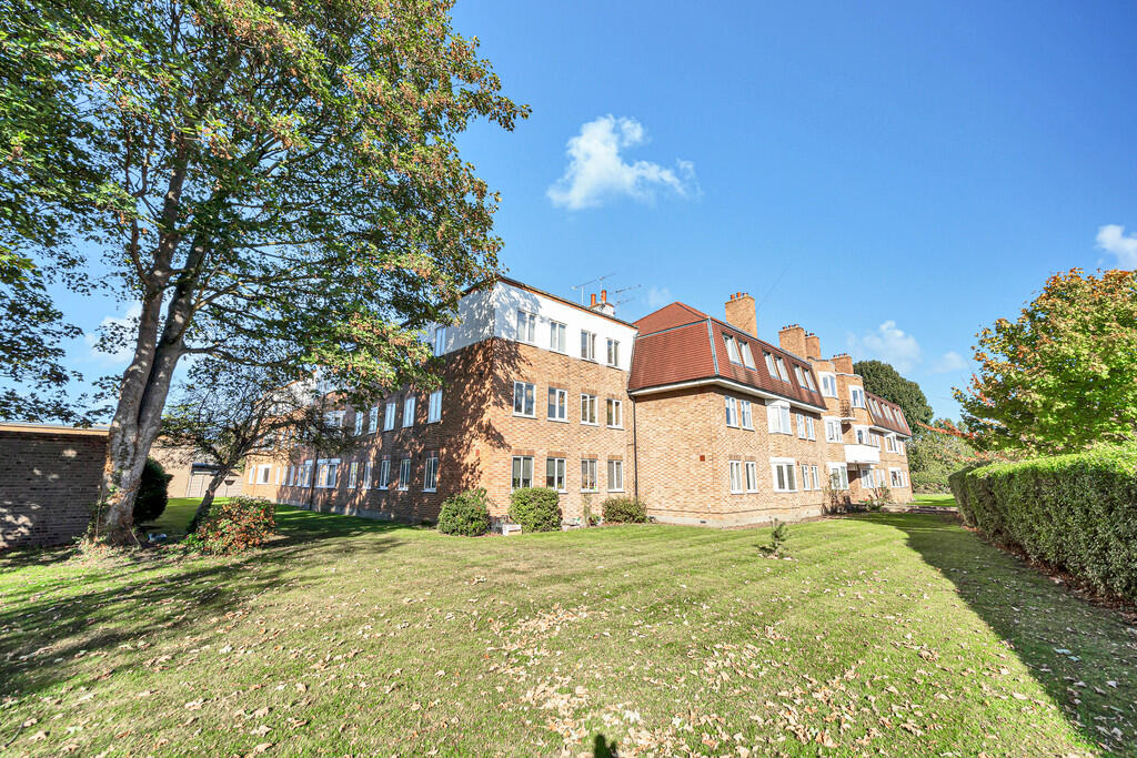 2-bed apartment on Oakhall Drive, Sunbury-on-Thames, £260,000