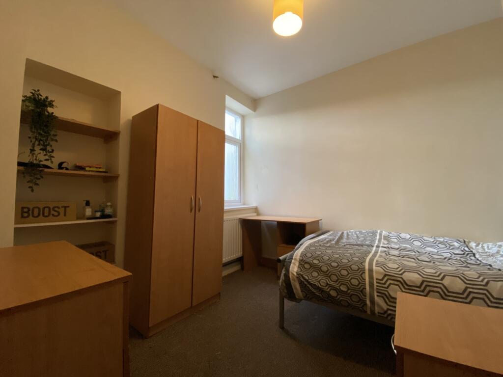 House in Cardiff, Cathays - More