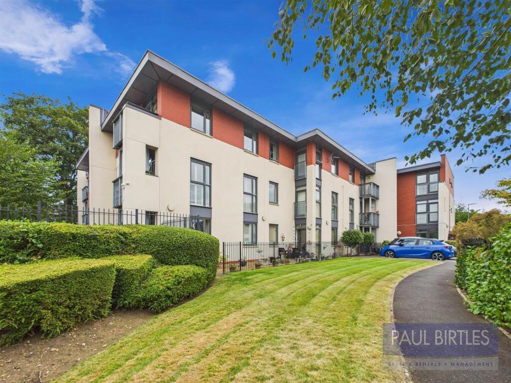 Main image of property: The Bowling Green, Stretford, Manchester, M32 0HN