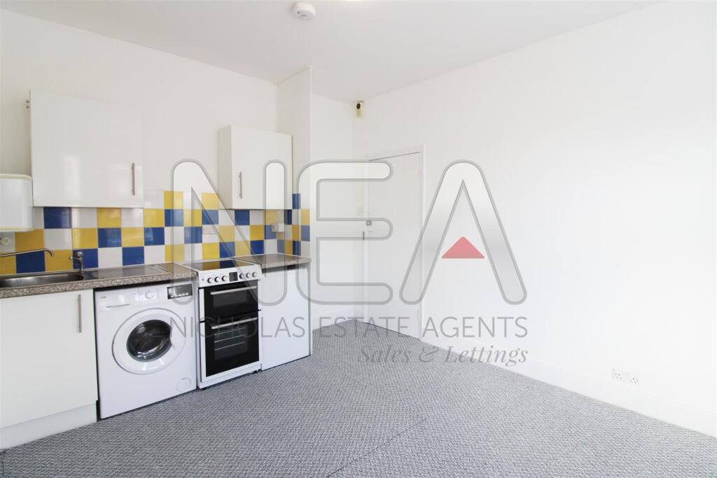 Apartment in Reading - View 4