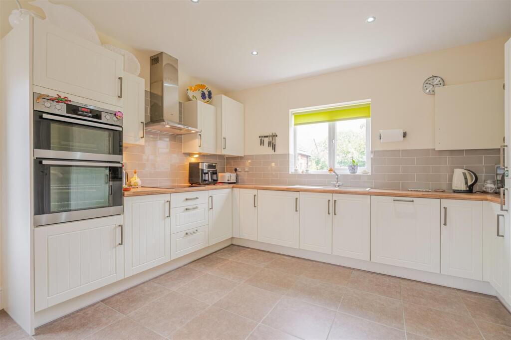 Copeland Avenue, Wellesbourne, Warwick photo 2
