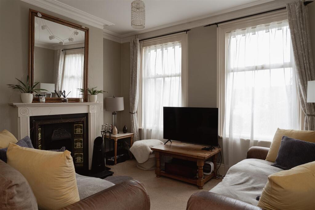 House in Reigate and Banstead, Surrey - View 4