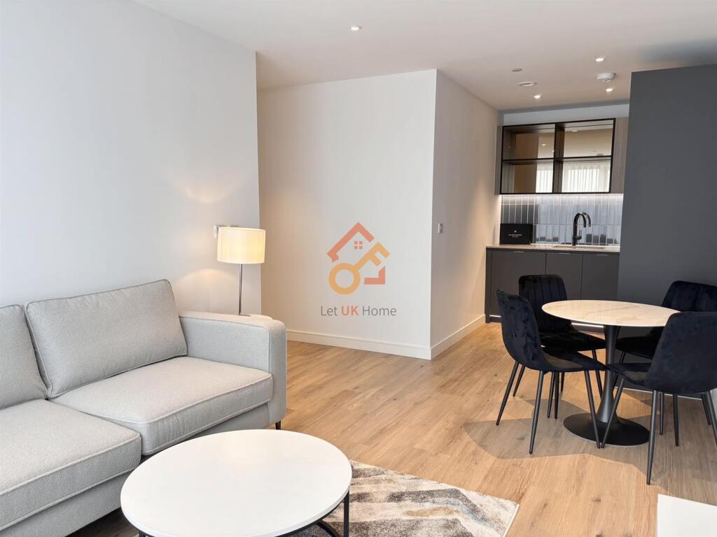 Apartment in Southall, London Borough of Ealing - View 4