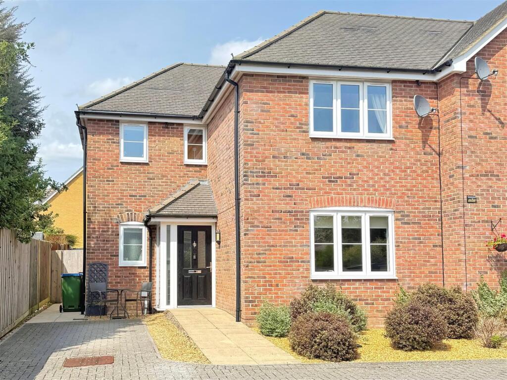 3-bed semi-detached on Segensworth Road, Titchfield Park, £435,000
