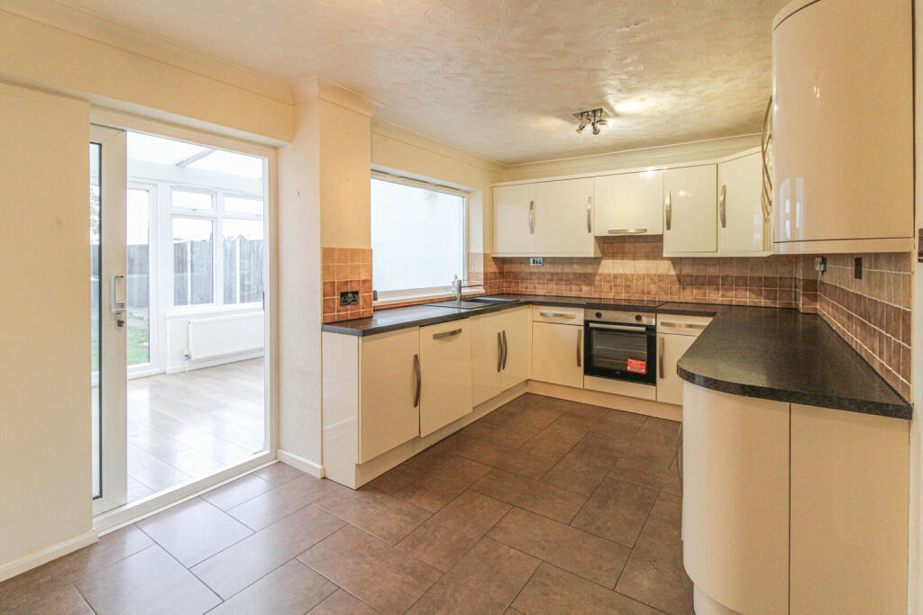 Brougham Close, Great Wakering photo 3