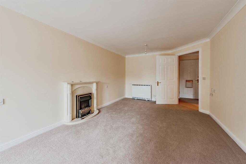 Apartment in Redhill, Reffles Bridge, Earlswood - View 5