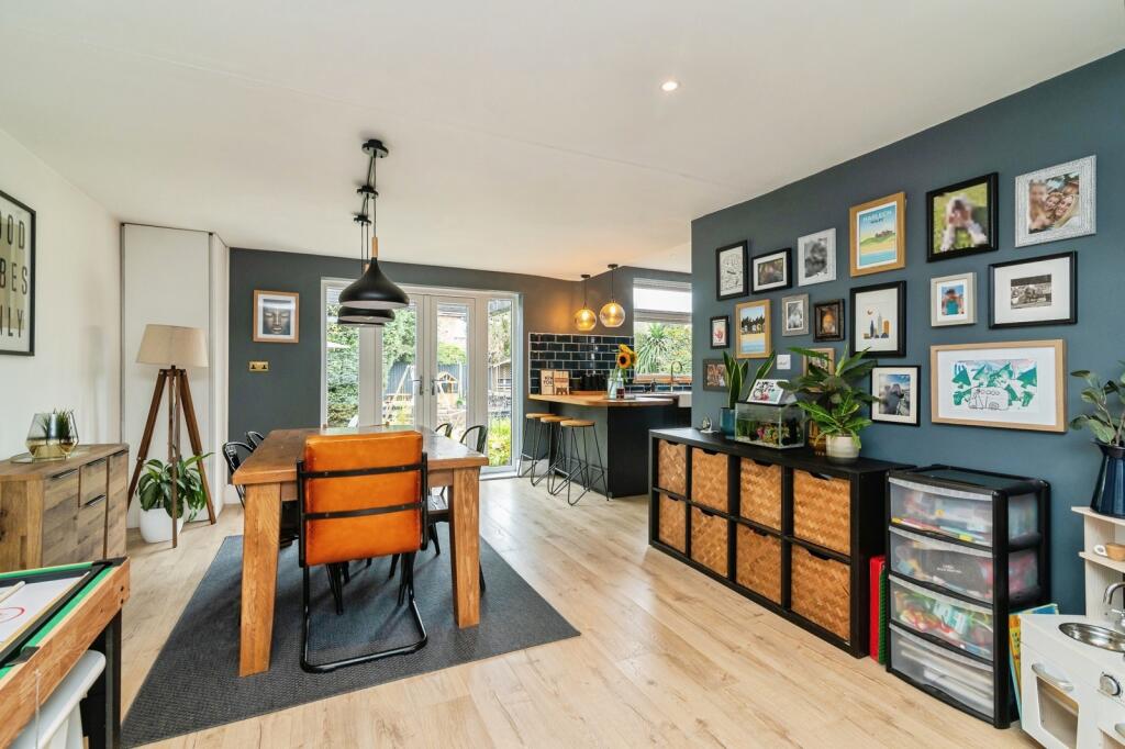 House in Gedling, Nottinghamshire - More