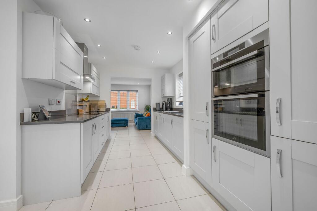 Kensington Close, Stratford-Upon-Avon, CV37 photo 3