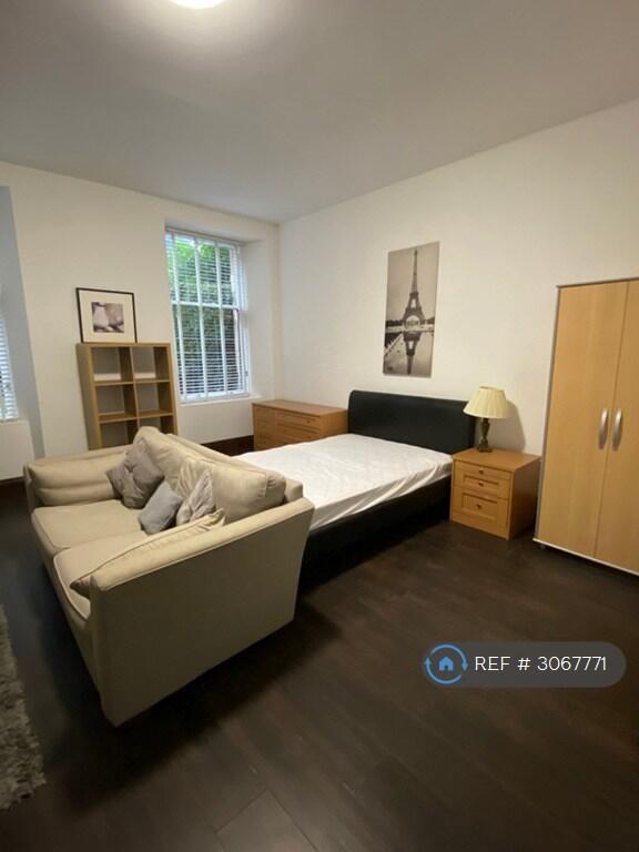 Apartment in Glasgow, Ibroxholm, Bellahouston - View 4
