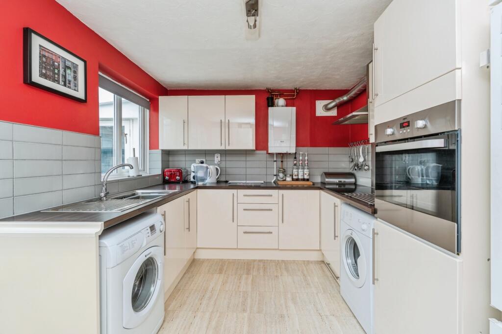 Snellgrove Close, Calmore, Southampton, Hampshire, SO40 photo 3