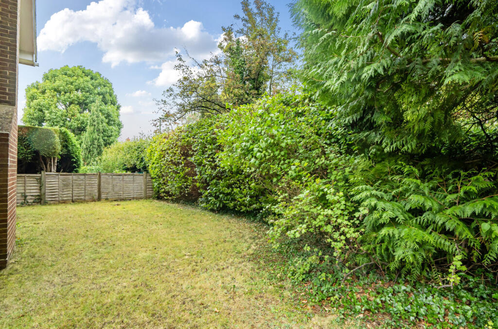 Knoll Road, Godalming, Surrey, GU7 photo 4