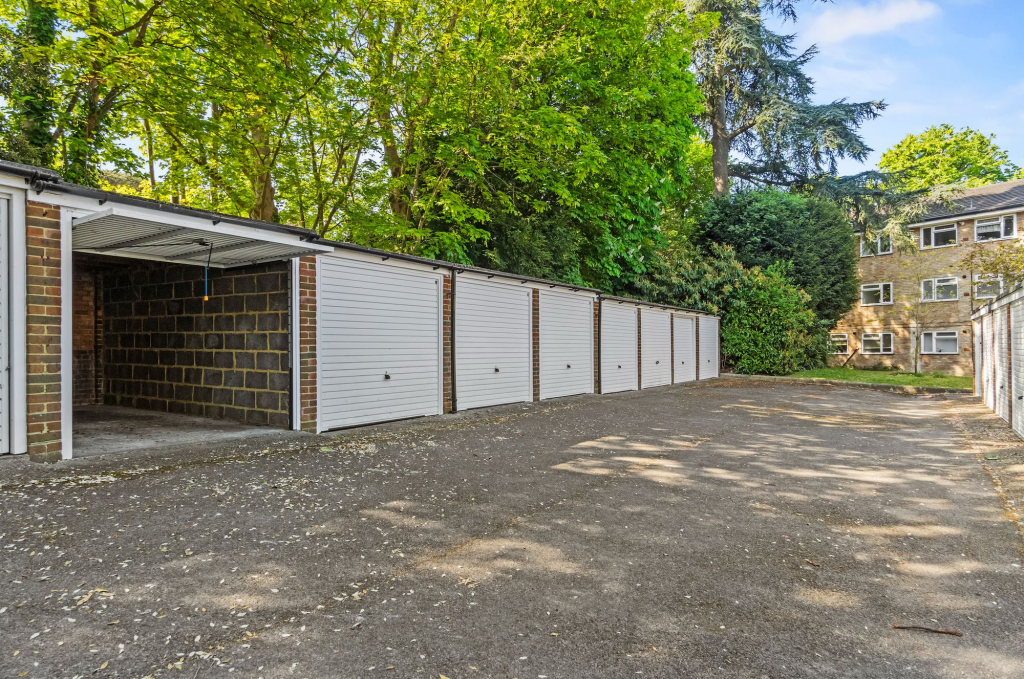 Apartment in Sutton - More