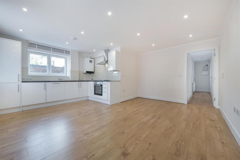 Leeway Close, Hatch End, Pinner - View 2