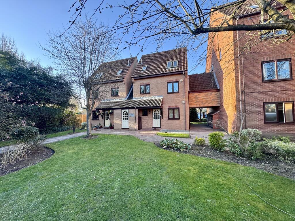 Main image of property: Heron Wharf, Castle Marina, NG7