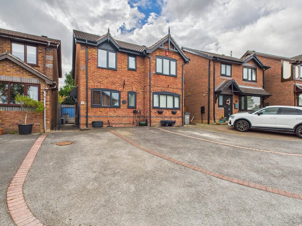 4-bed semi-detached on Tansey Close, Bucknall, Stoke-on-Trent, £270,000