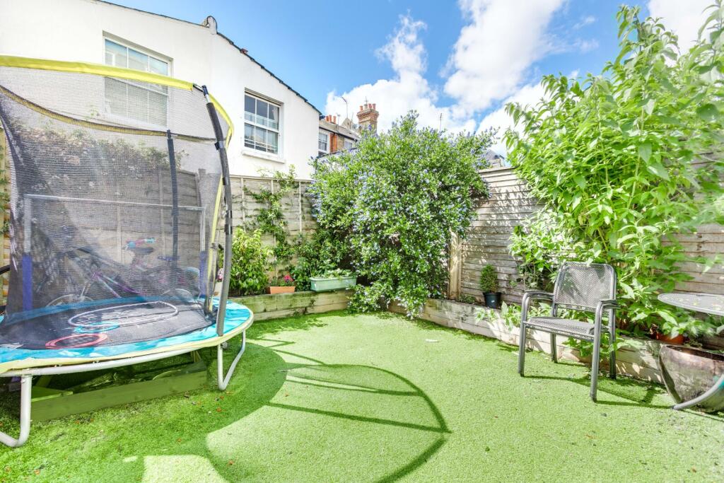 House in London - View 2