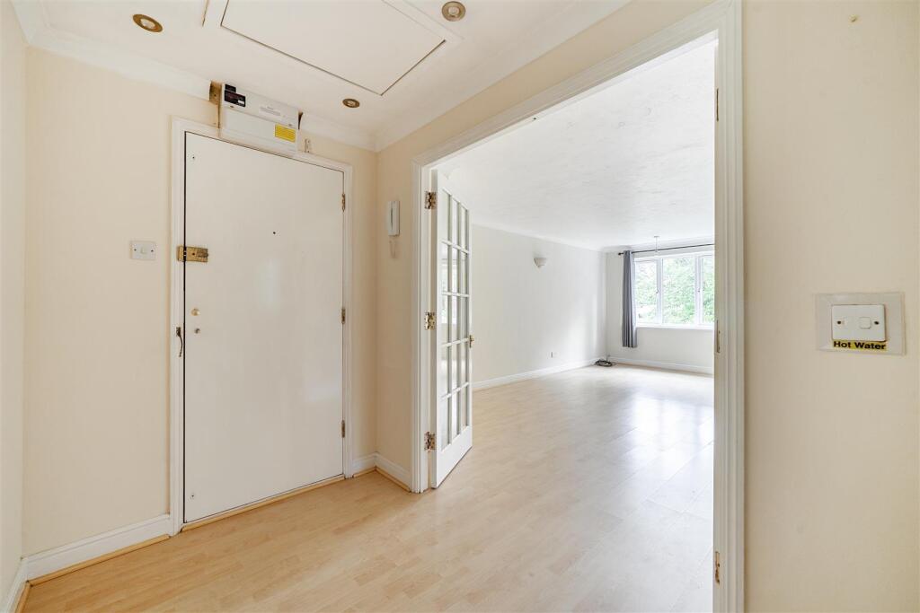 Apartment in Crowthorne, Bracknell Forest - View 2
