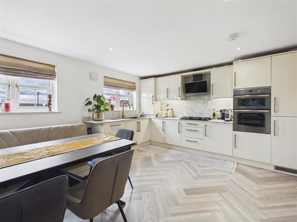 House in North East Derbyshire, Holmesdale, Dronfield - View 2