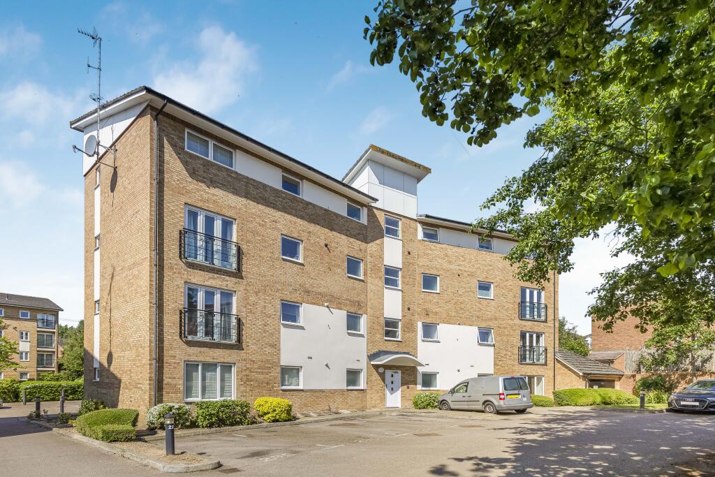 2-bed flat on St. Josephs Green, Welwyn Garden City, Hertfordshire, AL7, £230,000