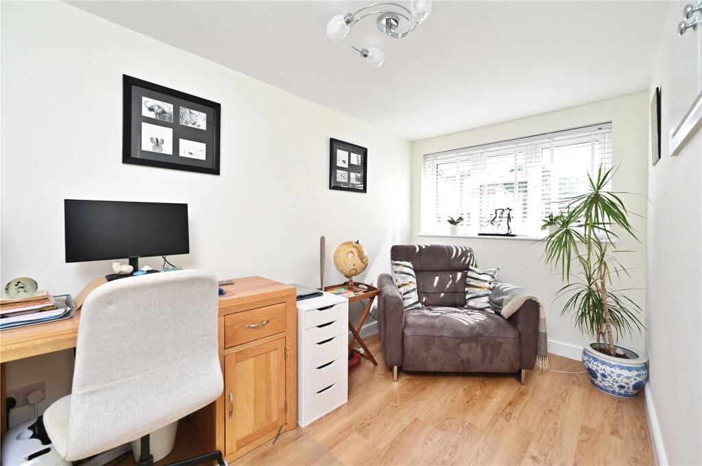 House in Surrey Heath, Heatherside - View 4