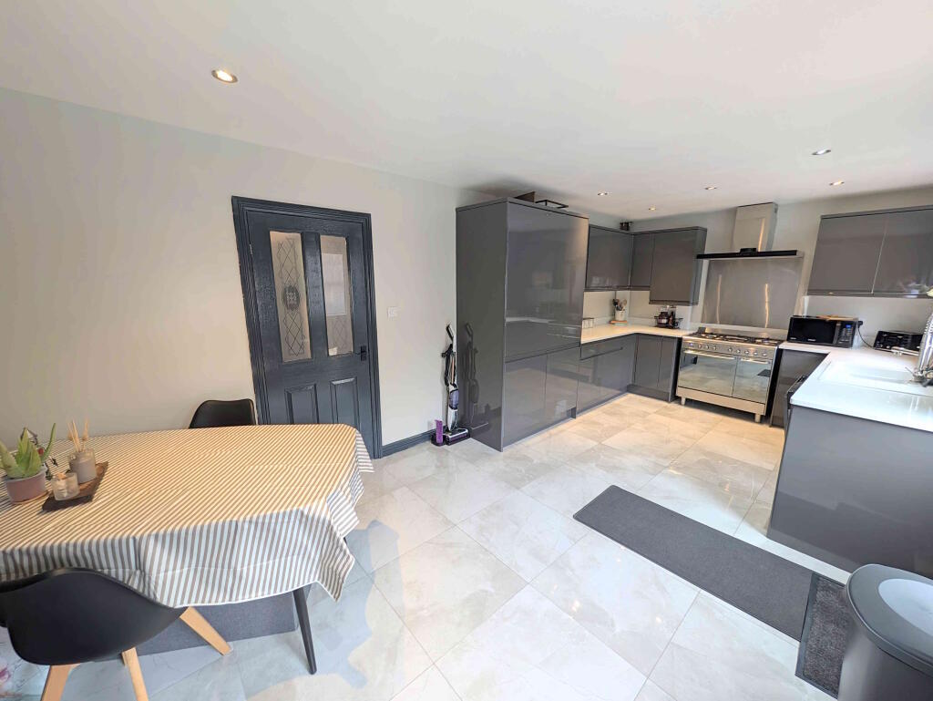 House in Huddersfield - View 3