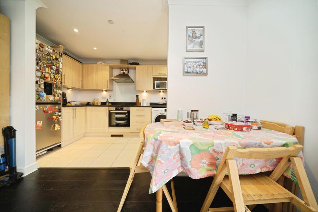 Apartment in Mole Valley, Leatherhead - View 4