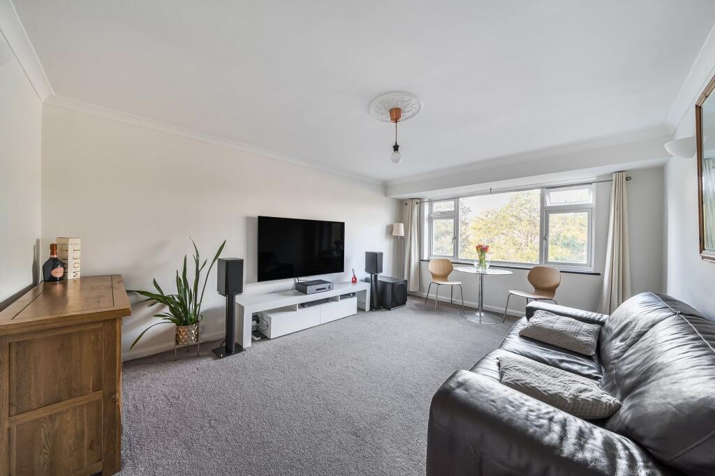 Beechwood Road, Caterham, CR3 photo 2