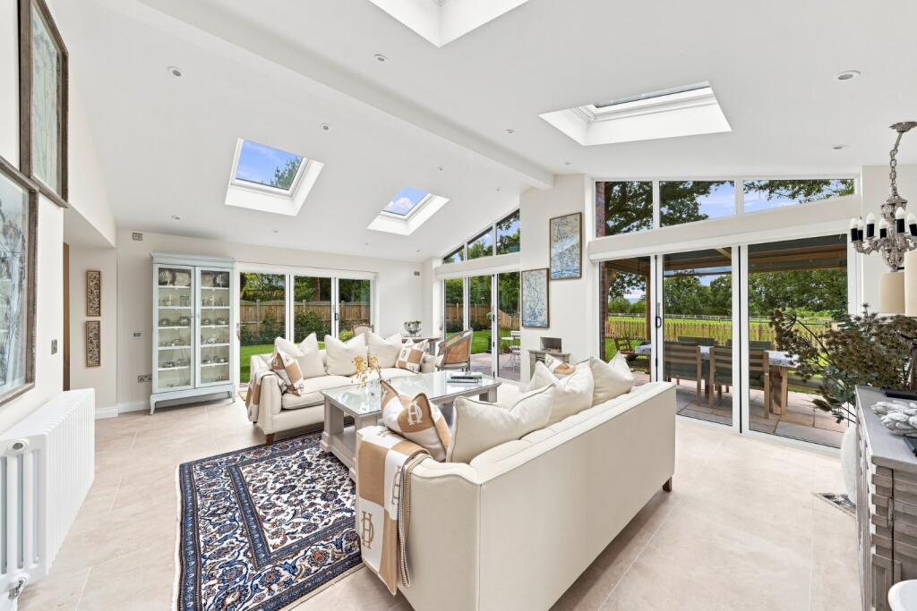 House in Crewe, Shavington cum Gresty - More