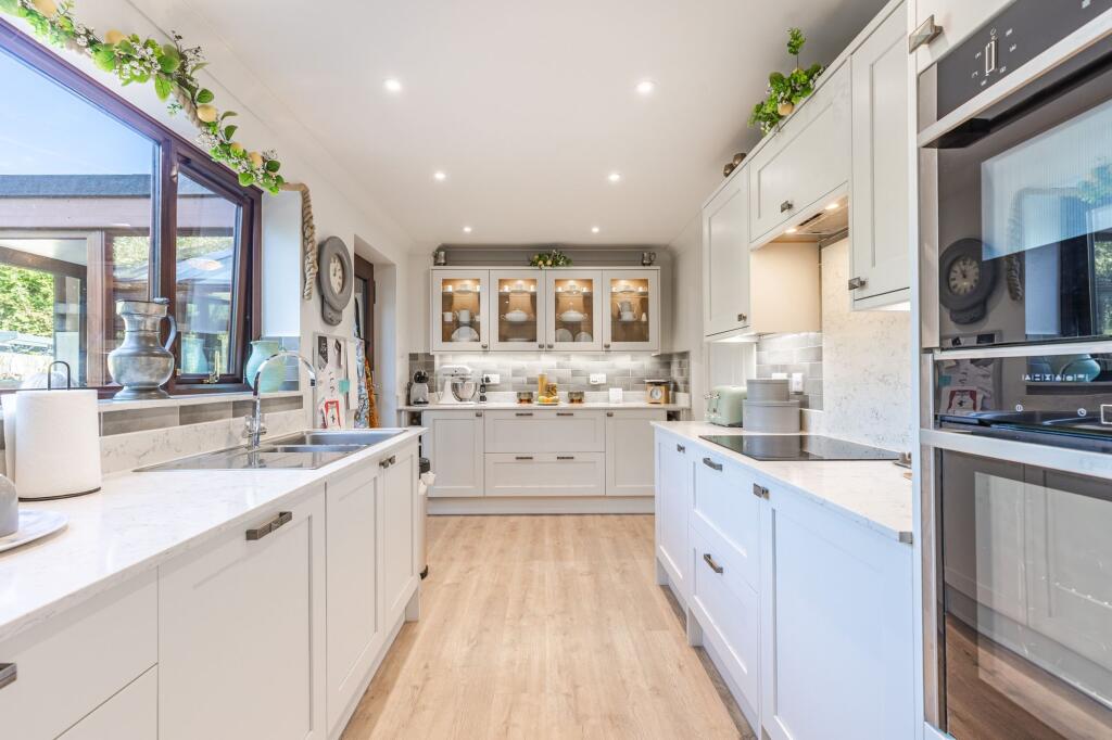 Detached Family Home in Erpingham with Spacious Living and a Large Private Garden photo 2