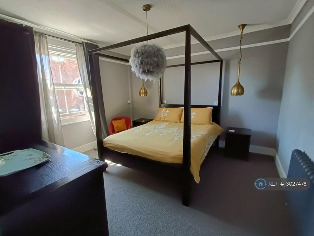 Apartment in Eastbourne, East Sussex - View 2
